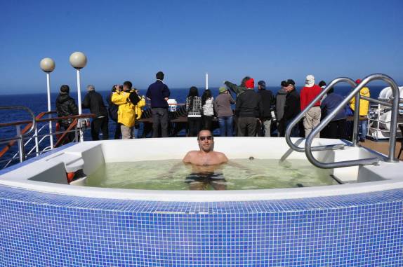 Aproveitando as águas quentes da jacuzzi do Sea Spirit, enquanto a temperatura fica cada vez mais fria no trecho entre Buenos Aires e as Ilhas Malvinas